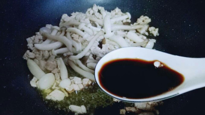 一碗面条+花生酱蟹味菇肉丁面,再加入<a style='color:red;display:inline-block;' href='/shicai/ 788'>生抽</a>。