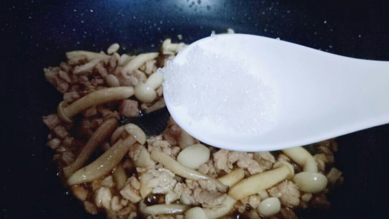 一碗面条+花生酱蟹味菇肉丁面,加入白砂<a style='color:red;display:inline-block;' href='/shicai/ 10588'>糖</a>。