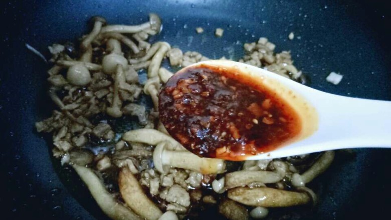 一碗面条+花生酱蟹味菇肉丁面,加入<a style='color:red;display:inline-block;' href='/shicai/ 6496'>油泼辣子</a>。
