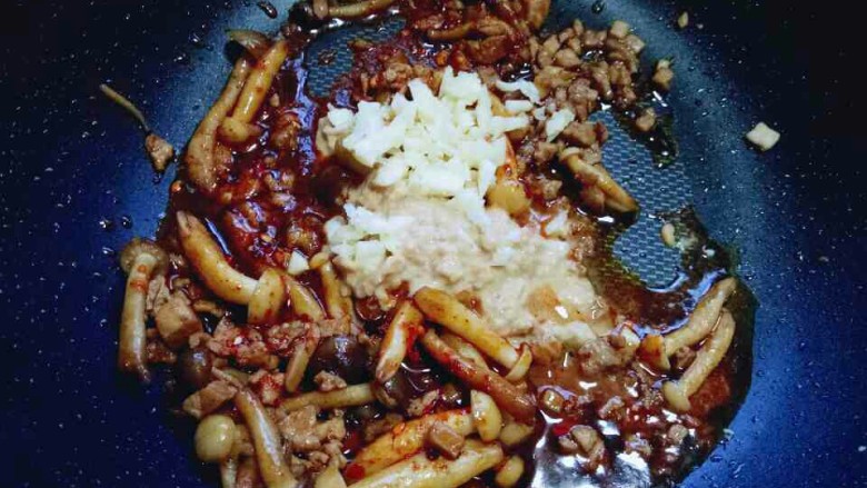 一碗面条+花生酱蟹味菇肉丁面,加入蒜末,煸炒2分钟即可出锅。