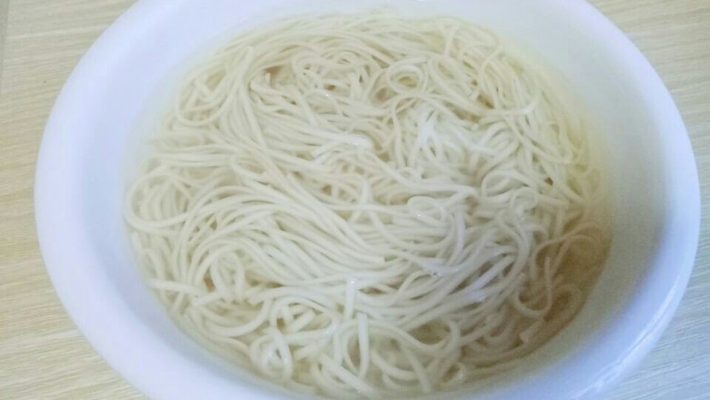 一碗面条+花生酱蟹味菇肉丁面,捞出过冷水。