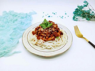 一碗面条＋花生酱蟹味菇肉丁面