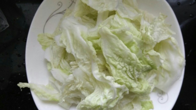 一碗面条+荷包蛋鸡丝酸辣面,白菜叶手撕成小片,当然也可以用其它蔬菜