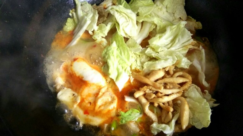 一碗面条+荷包蛋鸡丝酸辣面,鸡蛋成形,放入白菜叶和鸡丝