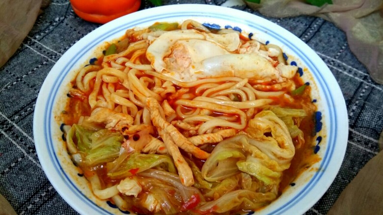 一碗面条+荷包蛋鸡丝酸辣面,把锅中的酸辣菜汤浇到面条上即可,是不是很有食欲啊