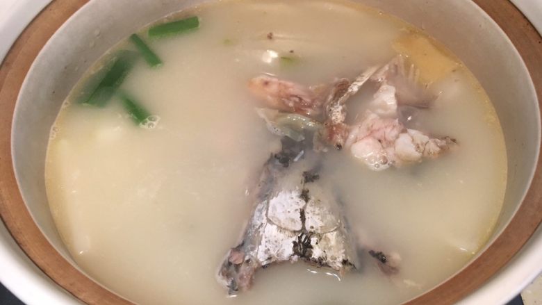 煮鱼片,熬制鱼汤:
热锅冷油,葱姜爆香,鱼头鱼骨入锅,淋少许料酒翻炒,加冷水大火烧开,撇去浮沫,小火慢炖至少一小时,加适量盐少许糖调味。