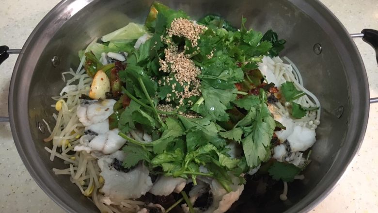 煮鱼片,鱼片上撒上香菜和熟芝麻(四楼)。