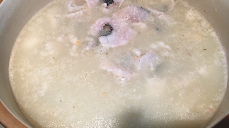 煮鱼片,煮鱼片:
把鱼汤中的鱼骨捞出,放入鱼片煮开。