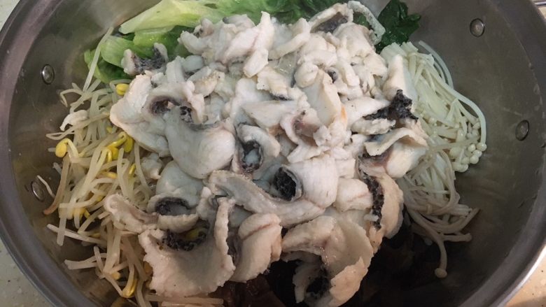煮鱼片,将煮熟的鱼片铺在蔬菜上(二楼)。