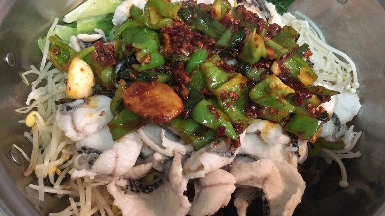 煮鱼片,将熬好的调味料铺在鱼片上(三楼)。