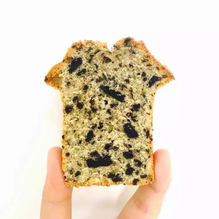 奥利奥磅蛋糕,切成一片一片的,是衬衣的样子哦,很可爱