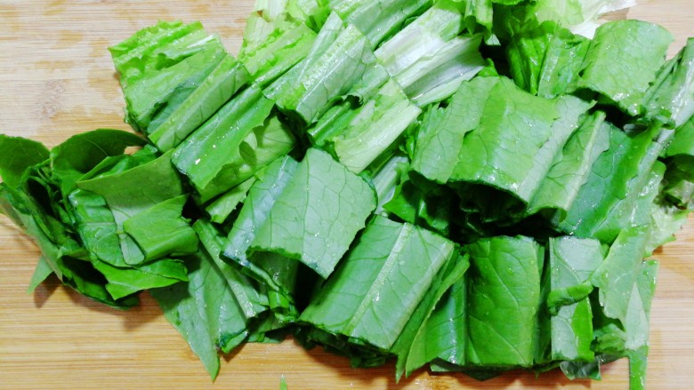 红肠油麦下饭菜,用水洗净,切成5cm的小段。