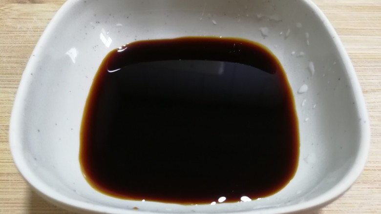 红肠油麦下饭菜,一勺<a style='color:red;display:inline-block;' href='/shicai/ 692'>酱油</a>,用来炒油麦菜。