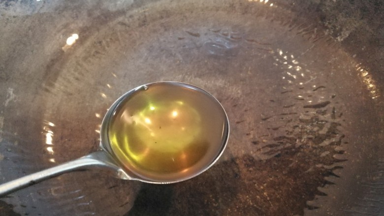 红肠油麦下饭菜,以上材料准备好后,锅烧热,加入一勺豆油。