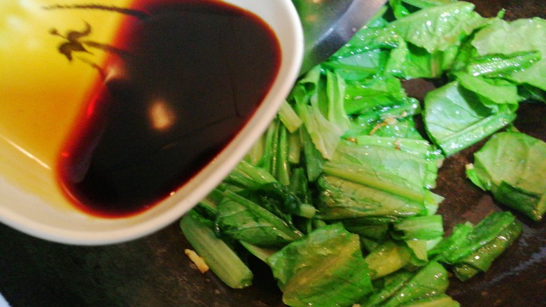 红肠油麦下饭菜,倒入酱油翻炒,