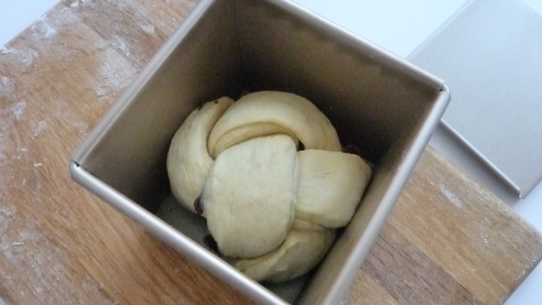 柠檬葡萄丹麦包,辫子的两端收在底部,放入吐司盒内