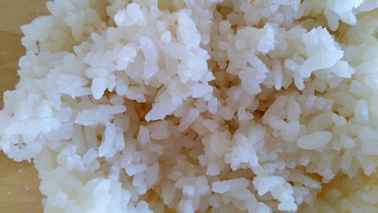 香脆孜然锅巴,趁热将米饭一边压一边搅拌,使米饭变得更加有粘性
