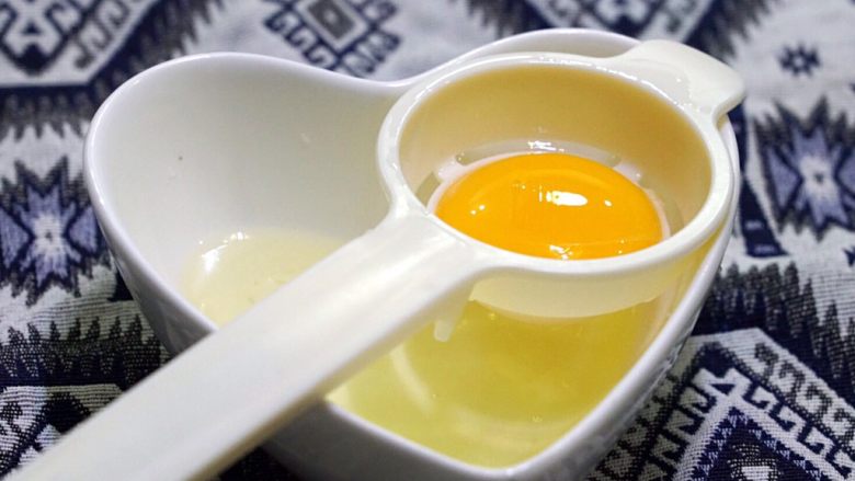云朵鸡蛋,分离蛋黄、蛋清!蛋黄取出备用!