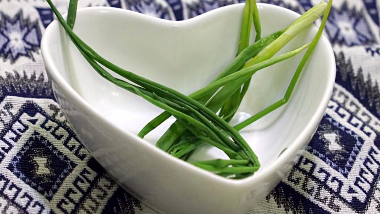 云朵鸡蛋,葱洗净