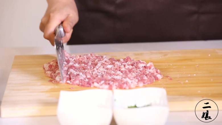 香煎藕夹,将肉馅肥瘦搭配剁成肉末,装盘;