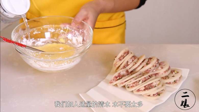 香煎藕夹,接下来用生粉和面粉按1:1的比例调配,加入适量的盐、鸡精、生抽、鸡蛋,最后加入适量清水调匀;