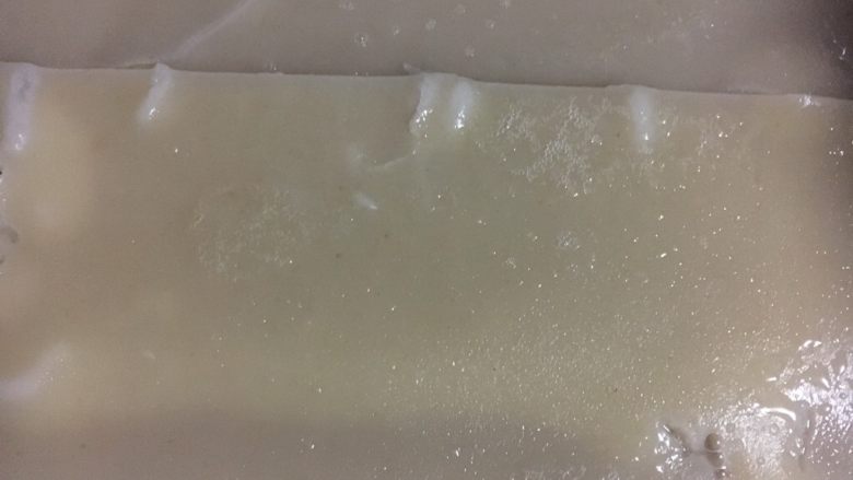 蘑菇肉末千层意面,捞出平铺在烤盘里,不要粘连在一起
