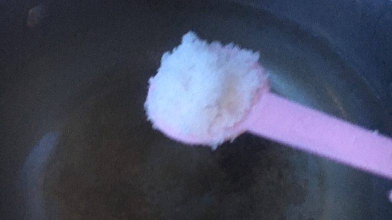 蘑菇肉末千层意面,烧开一锅水,加入盐和1勺油