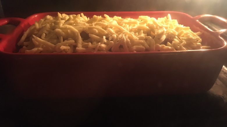 蘑菇肉末千层意面,烤箱预热200度,烤约10分钟,芝士融化即可