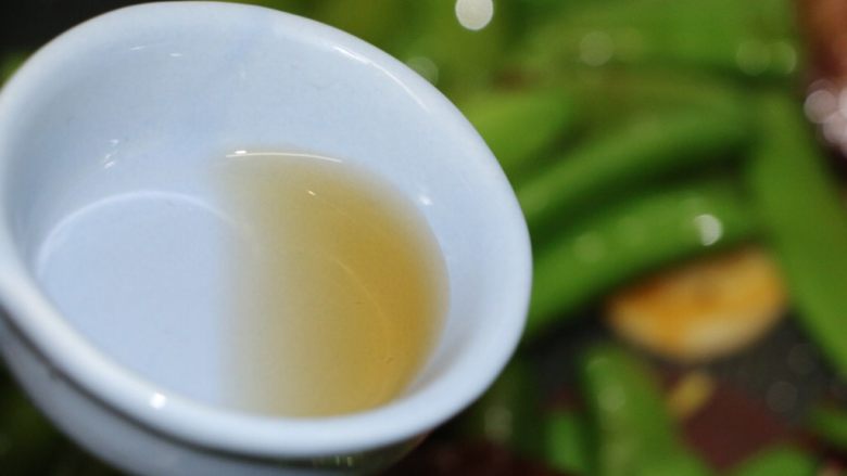 腊肉炒甜豆,下料酒,翻炒几下