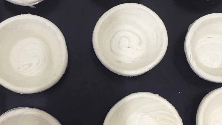 蛋挞,蛋挞液过筛倒入挞皮里