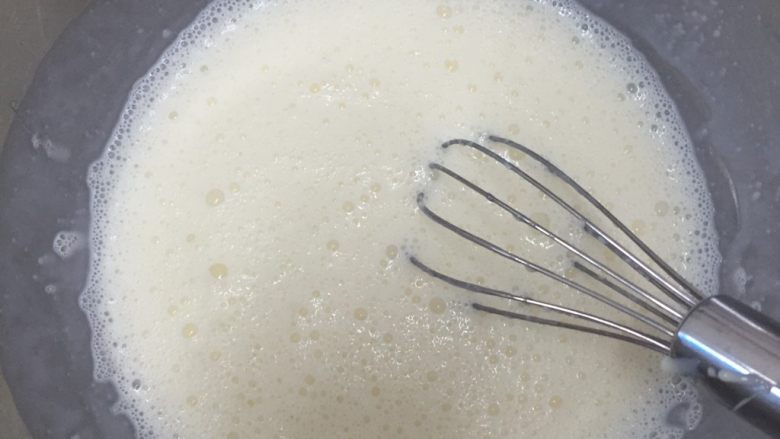 蛋挞,牛奶和糖先隔温水把糖融化、再把淡奶，练乳用手动打蛋器拌匀。