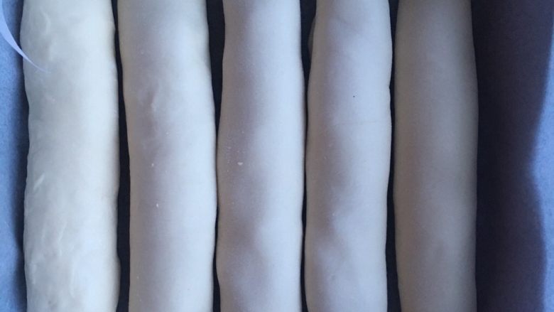 #最爱面包#奶酪夹馅排包,全部包好馅卷起来,整齐排列在烤盘里