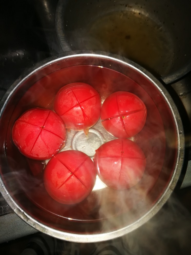 鲜贝烩麻食,<a style='color:red;display:inline-block;' href='/shicai/ 3551'>西红柿</a>切十字口,用开水烫烫,把皮扒掉,备用。