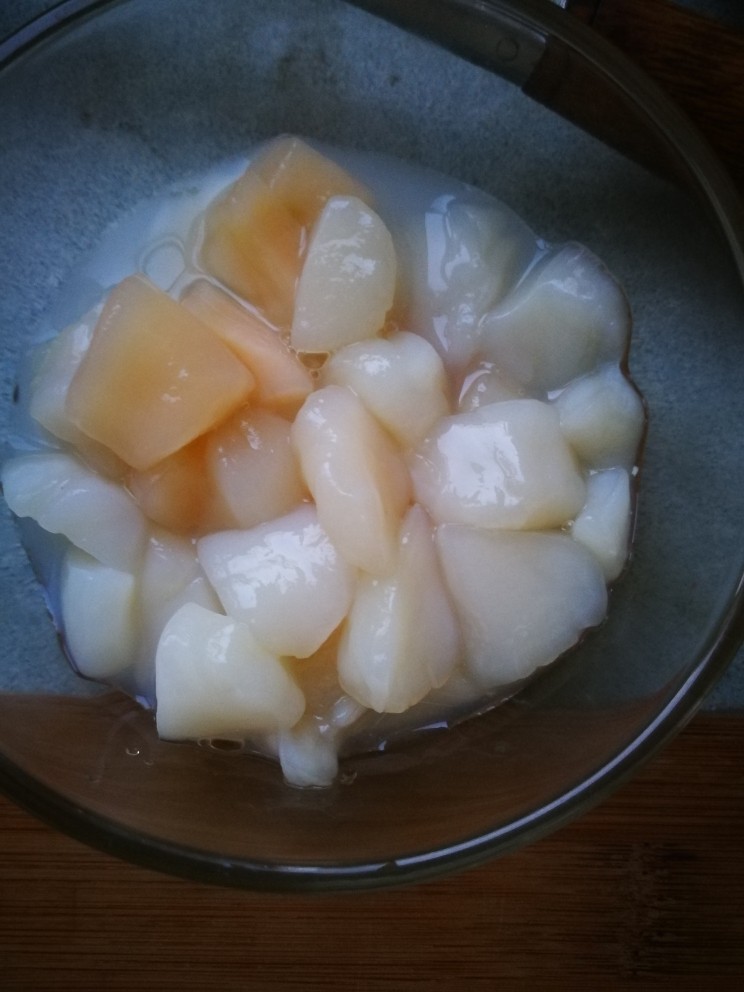 鲜贝烩麻食,<a style='color:red;display:inline-block;' href='/shicai/ 8292'>仙贝</a>,切丁,加少量料酒,去腥!