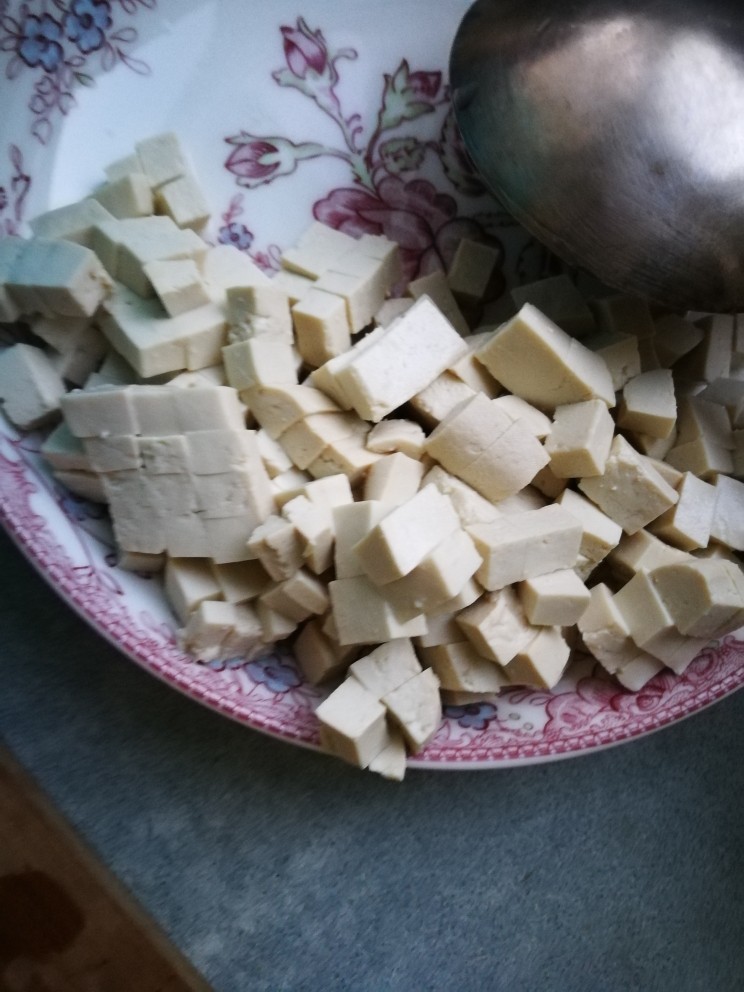 鲜贝烩麻食,<a style='color:red;display:inline-block;' href='/shicai/ 465'>豆腐</a>切小丁,容易入味。