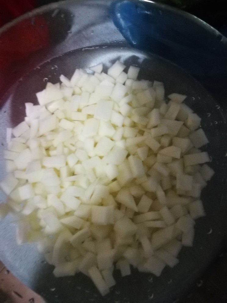 鲜贝烩麻食,土豆切小丁,胡萝卜切小丁,忘记拍照了!