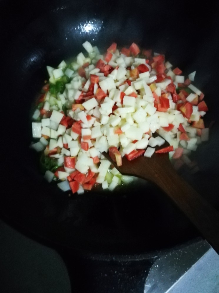 鲜贝烩麻食,锅里倒油,热锅,加切好的辣椒<a style='color:red;display:inline-block;' href='/shicai/ 2794'>大蒜</a>炒香放入土豆胡萝卜。