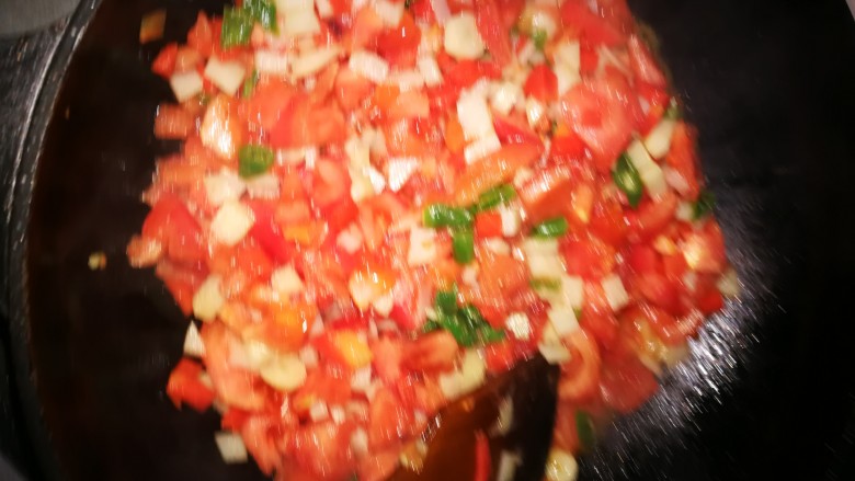 鲜贝烩麻食,加入切好的西红柿,加盐,少许生抽!
