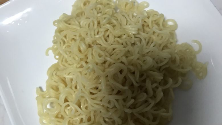 炒方便面
,方便面煮八成熟