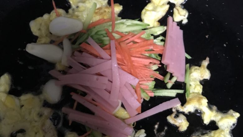 炒方便面
,加入切好的备菜