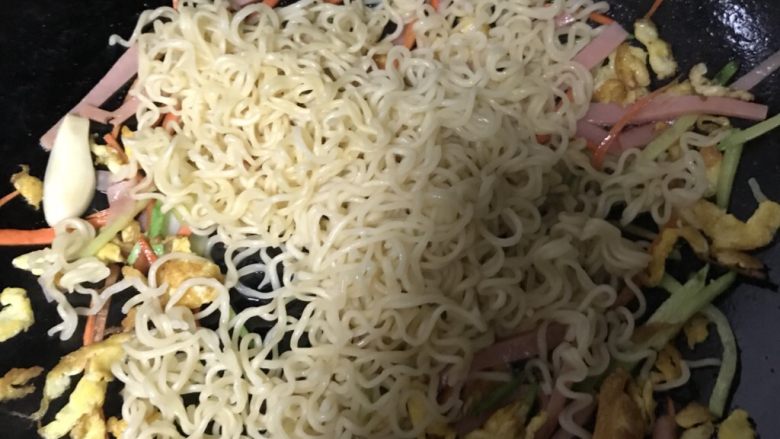炒方便面
,加入煮好的方便面 加少许精盐 生抽 白醋 白糖适量