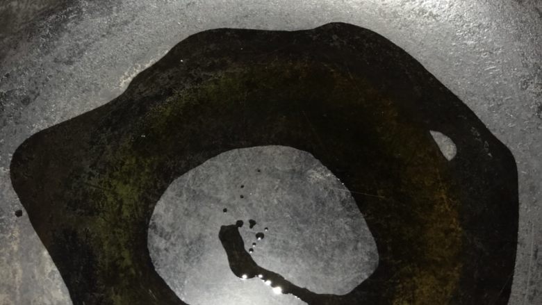 炒方便面
,锅中烧油