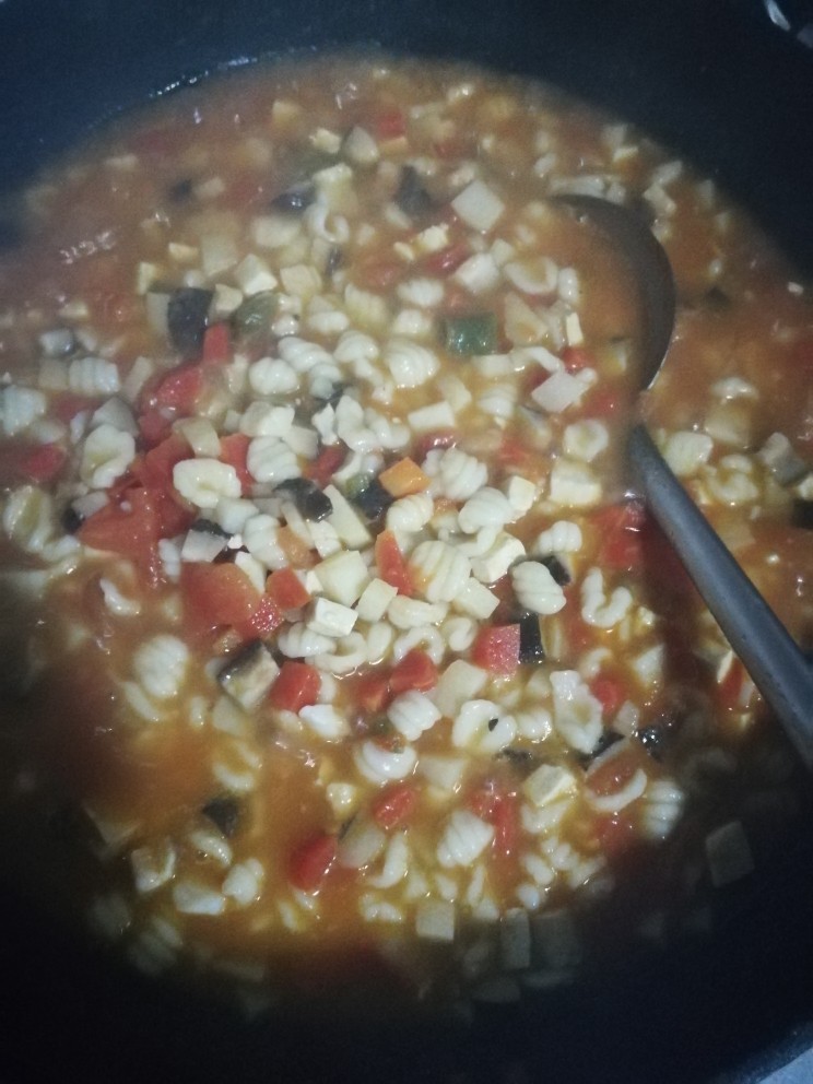 鲜贝烩麻食,将麻食加入炒好的菜中,加入少许的盐调味。