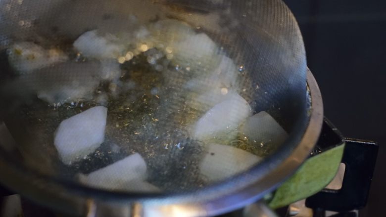 鹌鹑蛋宝宝和它的蔬菜朋友们,油锅中继续下入山药块,如法炮制。