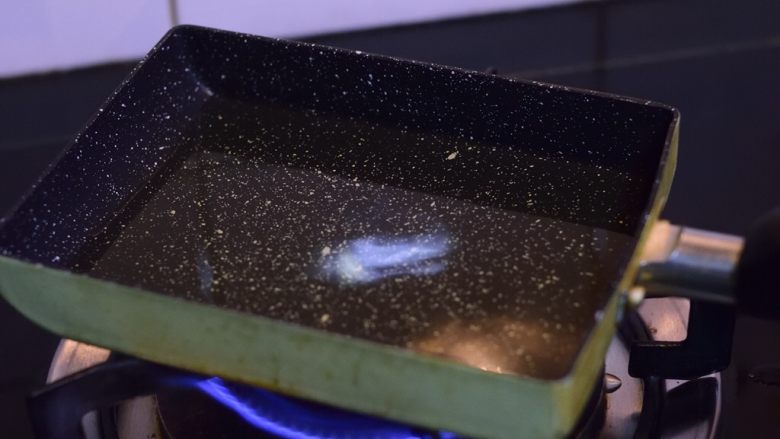 鹌鹑蛋宝宝和它的蔬菜朋友们,用不粘锅来炸蛋、山药、胡萝卜。倒入油,加热至五成热。