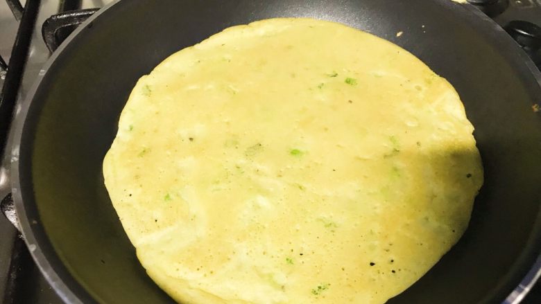 香葱黑胡椒鸡蛋饼,翻面,再煎至金黄色,起锅享用。