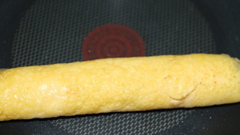 能量早餐之培根蛋卷,我比较懒,不想多洗个碟子,所以直接在锅里把鸡蛋卷起来了