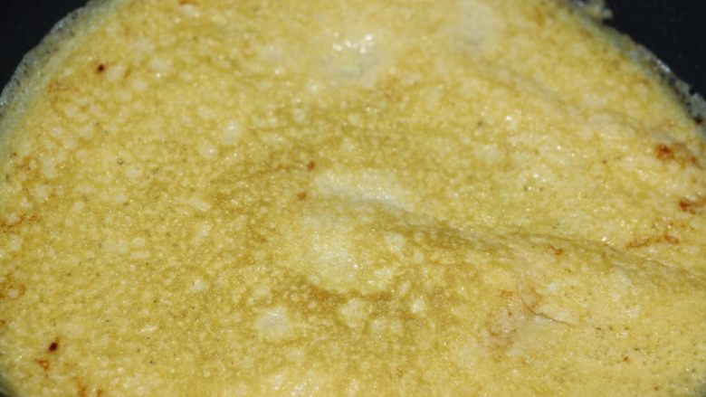 能量早餐之培根蛋卷,煎到差不多熟时关火,翻个面用余温再煎一下蛋就熟了