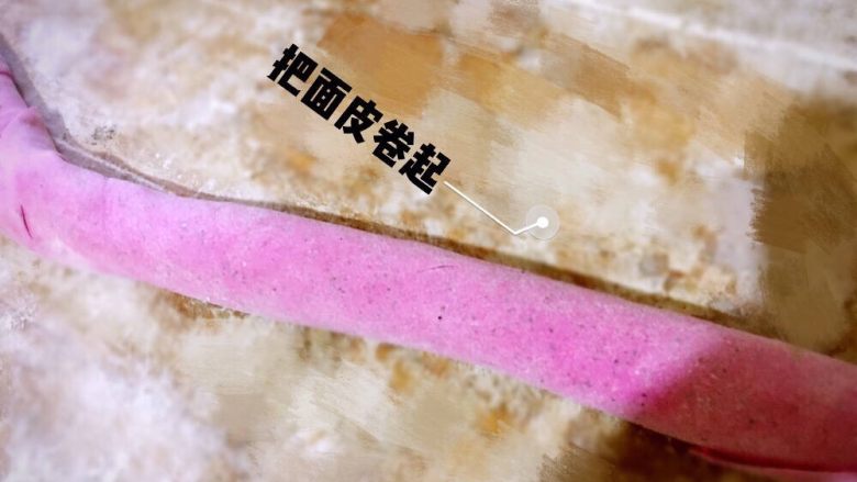 火龙果面条➕鸡肉泥,把醒好的面擀成面皮,然后把面皮卷起来,切条(注:切条的时候要切的细点,这样有利于没牙的宝宝吃)