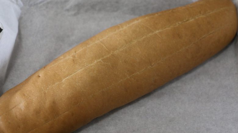 果仁大列巴,发酵完成后取出
此时先预热烤箱,175度
割包,给面包表面擦上一层蛋液